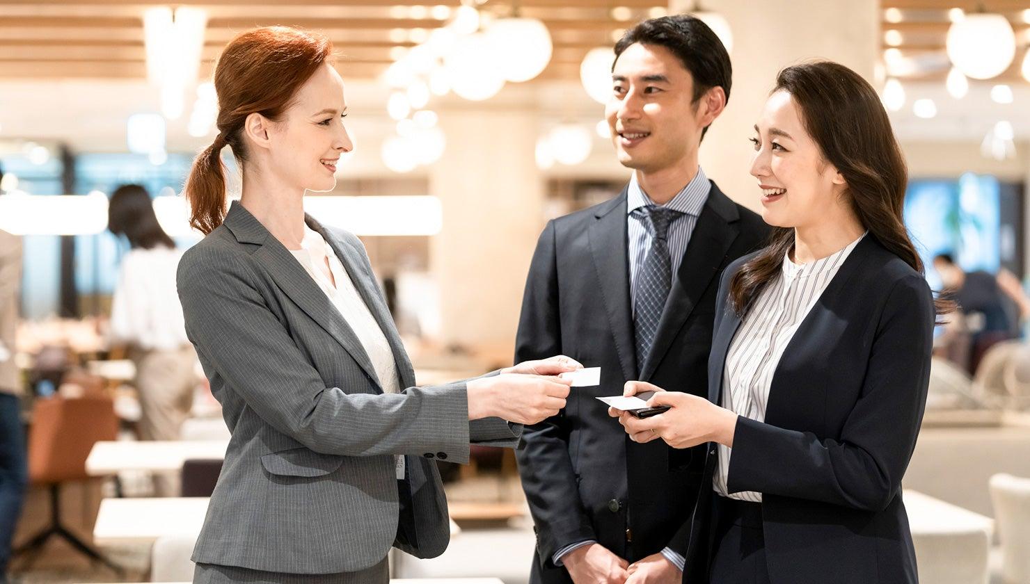 海外の名刺交換マナーとは? 日本との名刺文化の違いを解説